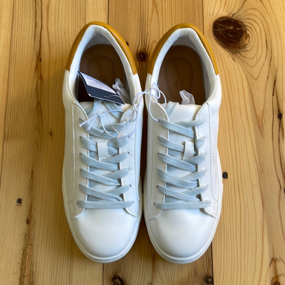 NWT Women’s Cadey Sneakers